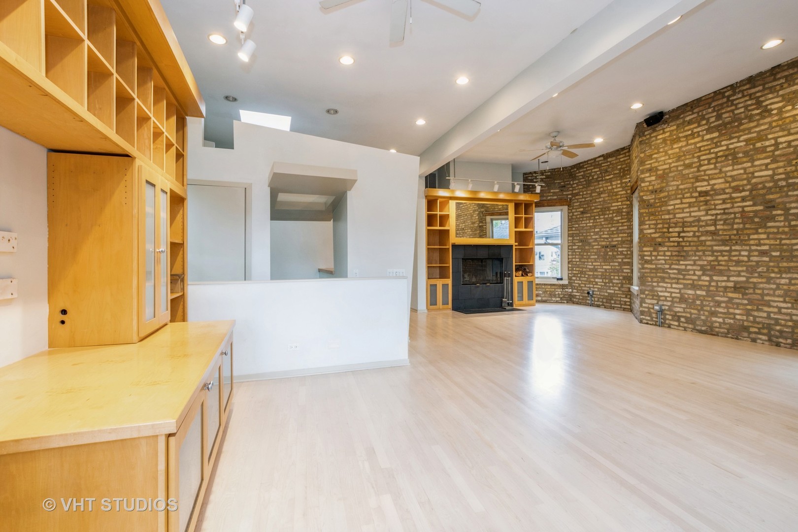 1228 W GLENLAKE Avenue Unit: 2