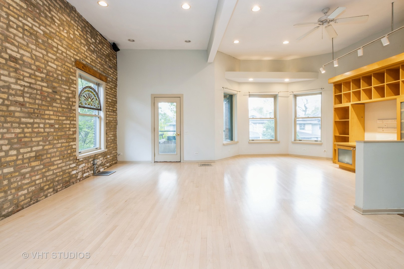 1228 W GLENLAKE Avenue Unit: 2