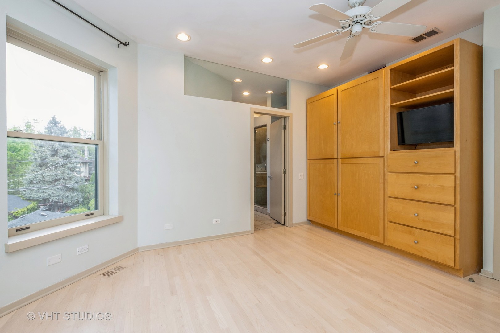 1228 W GLENLAKE Avenue Unit: 2