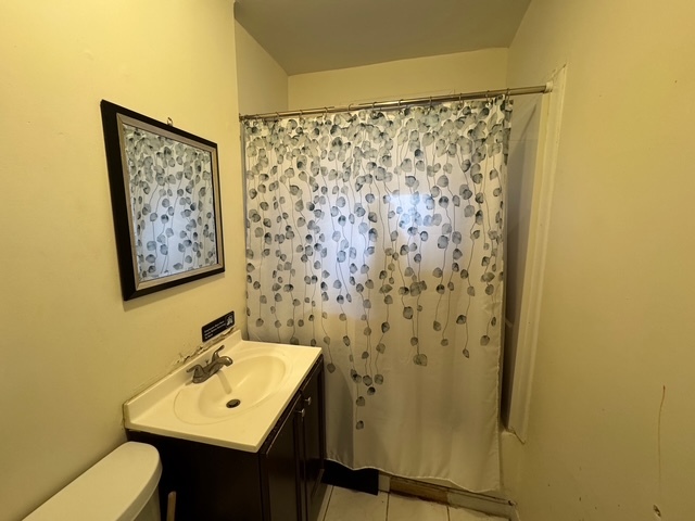 2553 W Fullerton Avenue