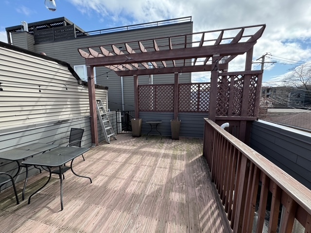 2553 W Fullerton Avenue