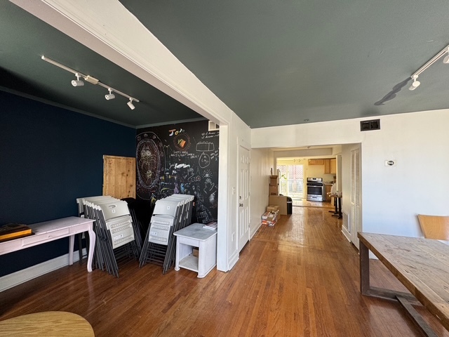 2553 W Fullerton Avenue