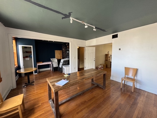 2553 W Fullerton Avenue