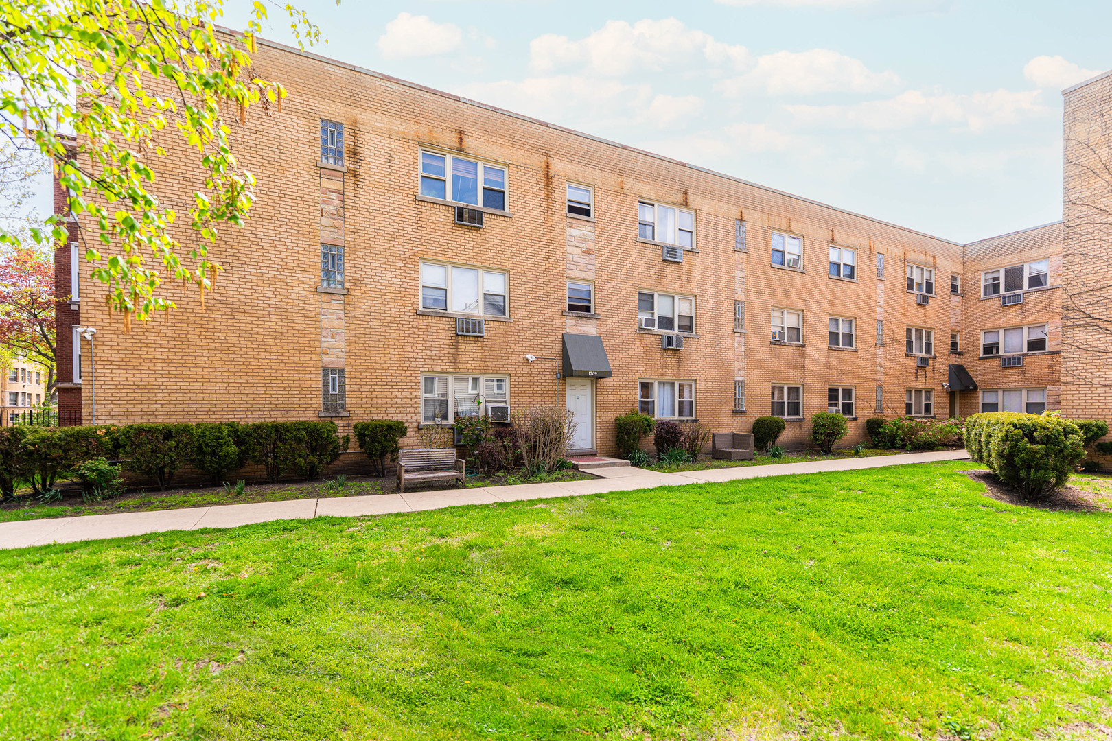 1709 W Estes Avenue Unit: 1S