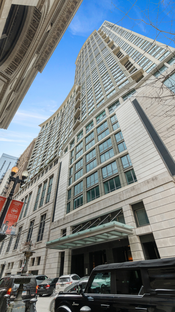 130 N GARLAND Court Unit: 2710