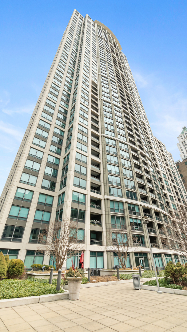 130 N GARLAND Court Unit: 2710