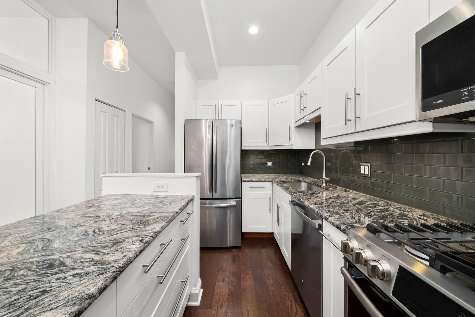 3055 N Seminary Avenue Unit: 3S