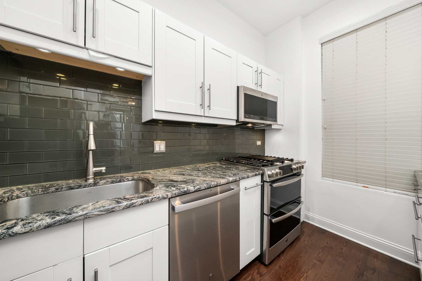 3055 N Seminary Avenue Unit: 3S