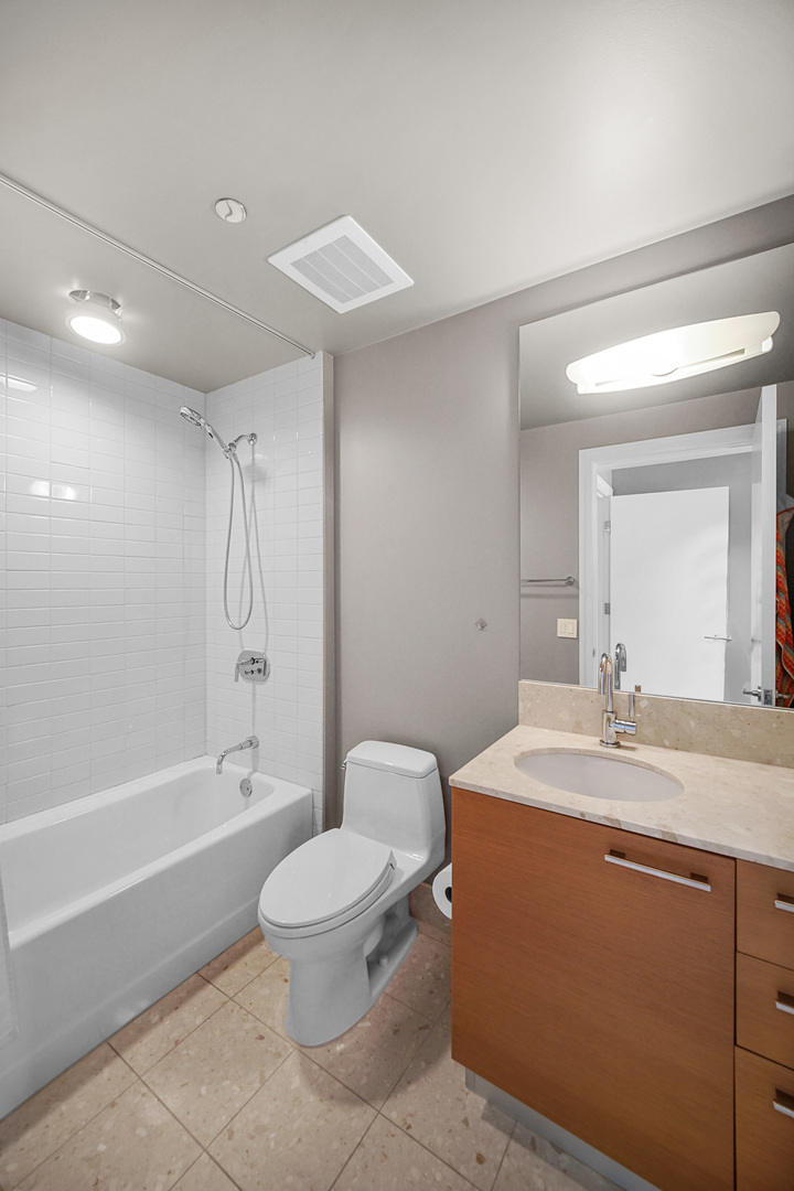 340 E RANDOLPH Street Unit: 1304