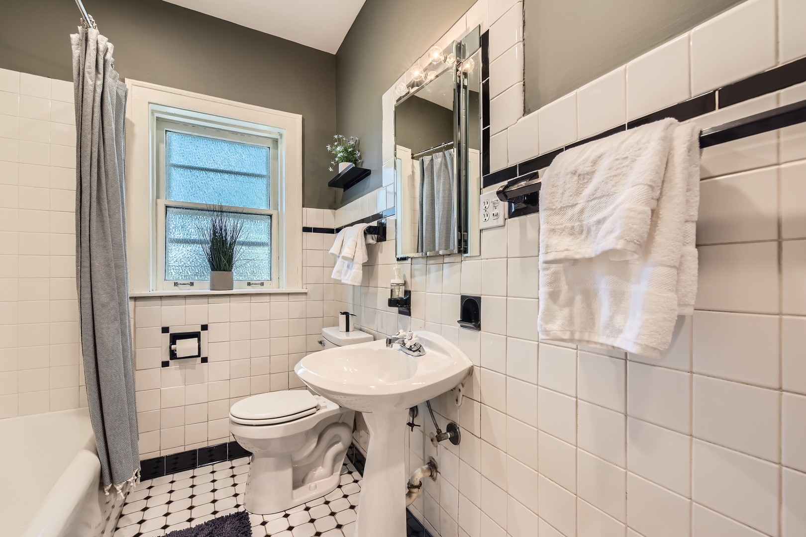 1511 W Thorndale Avenue Unit: 2E