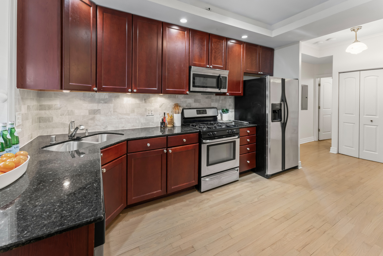 7029 N GREENVIEW Avenue Unit: 2S