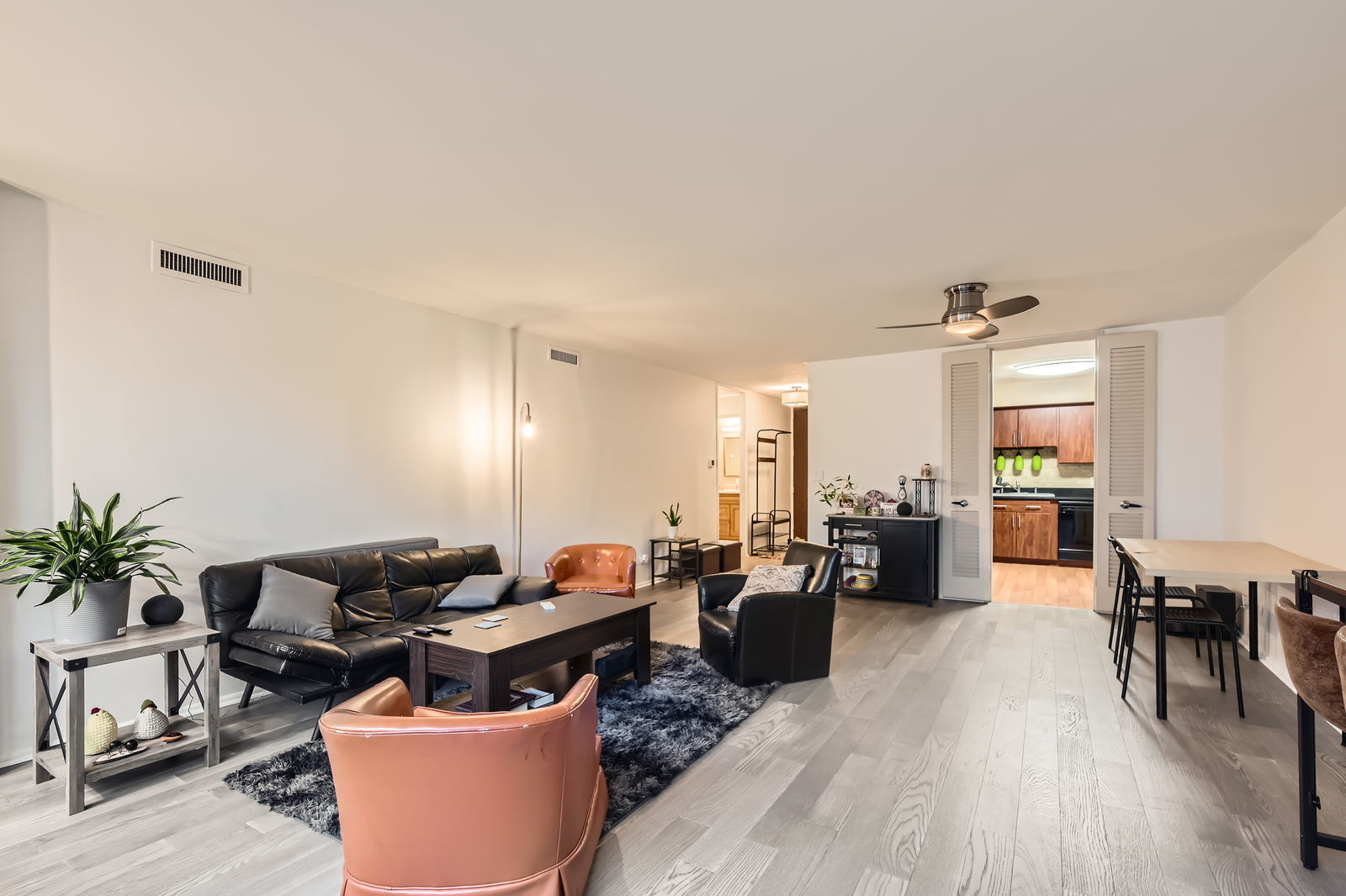 201 E Chestnut Street Unit: 20F