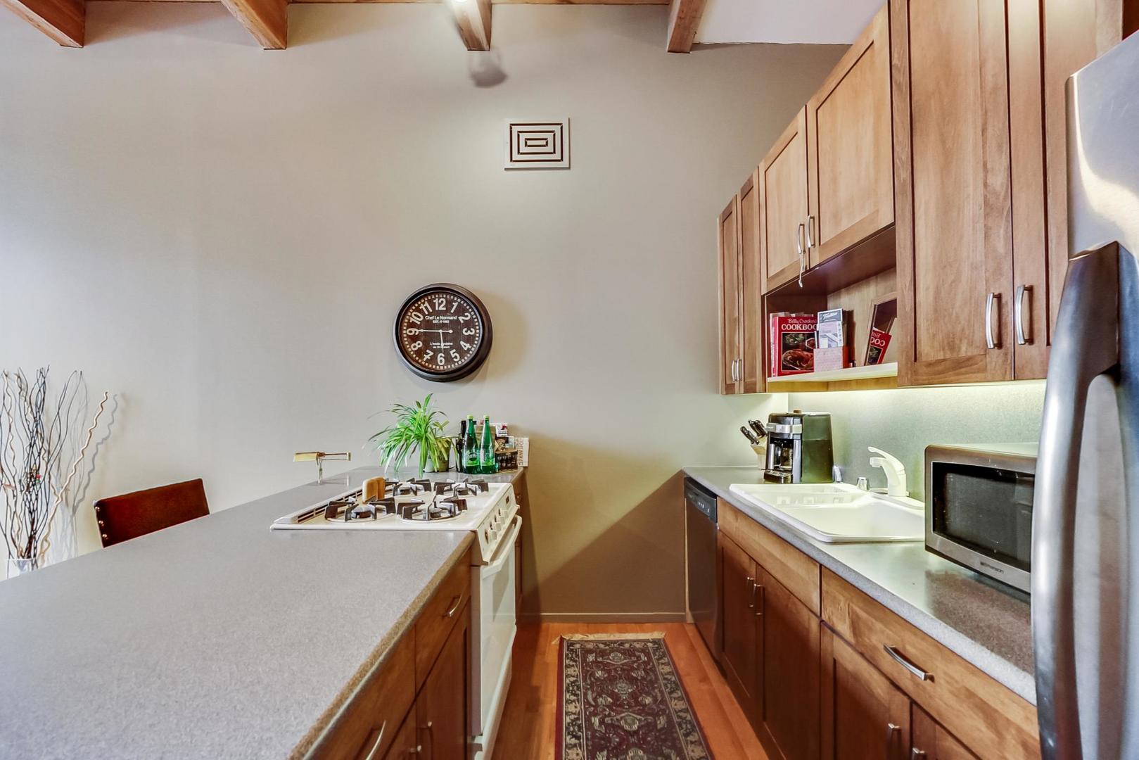 728 W JACKSON Boulevard Unit: 817