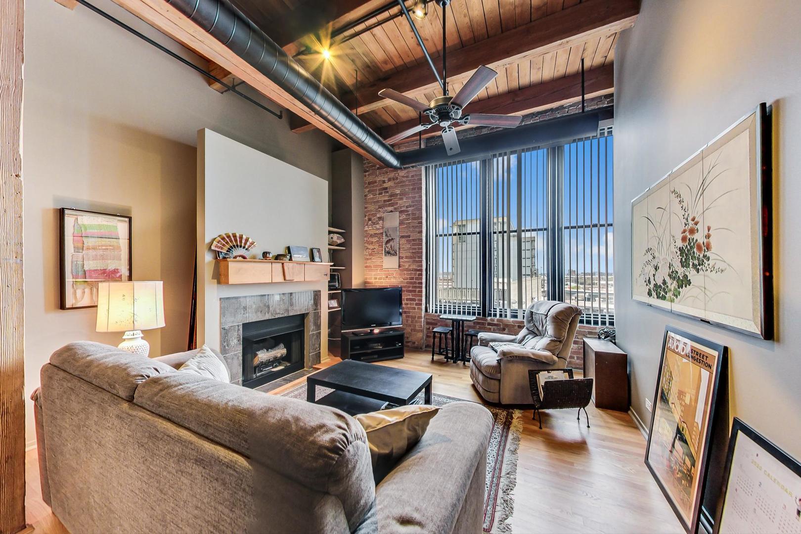 728 W JACKSON Boulevard Unit: 817