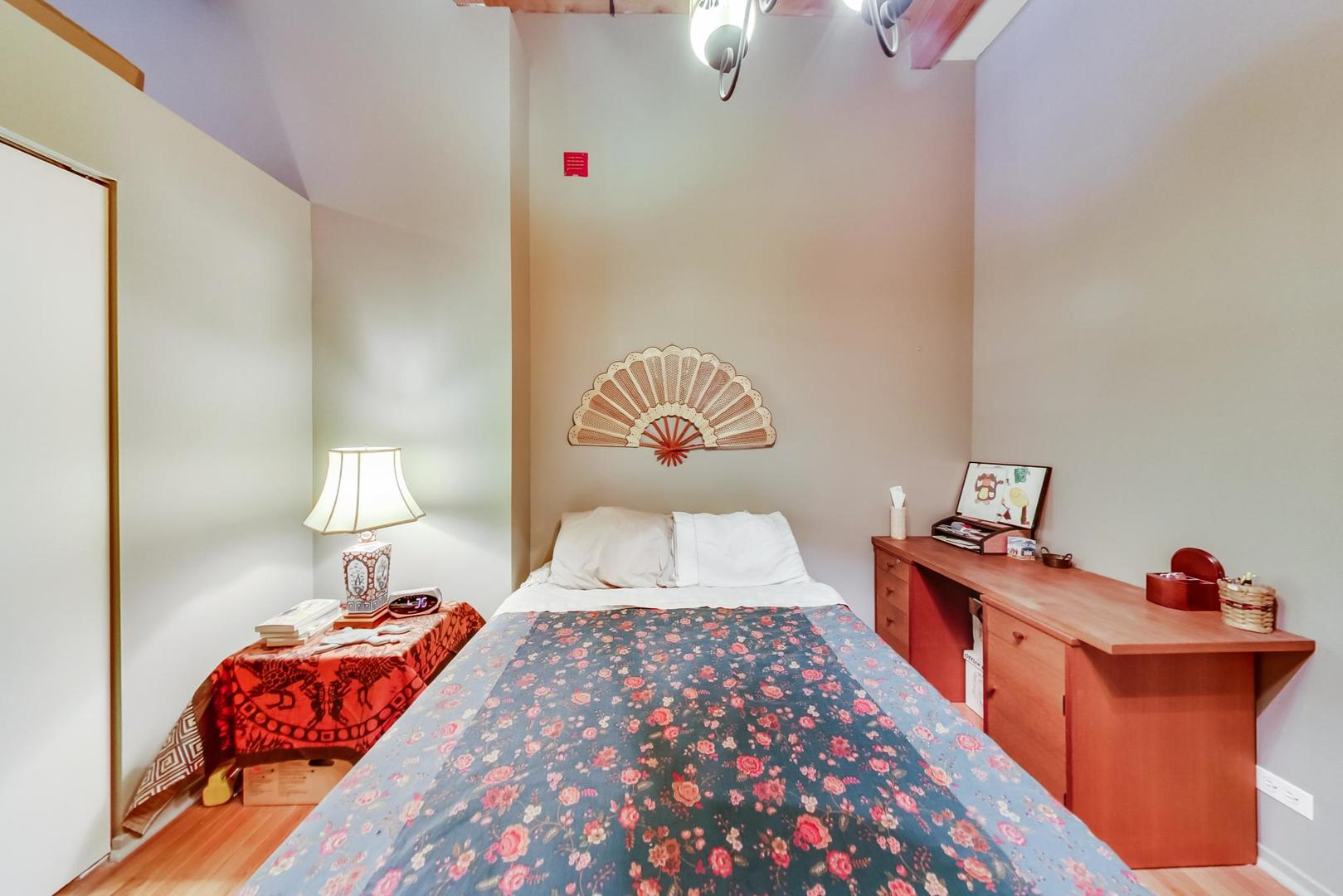 728 W JACKSON Boulevard Unit: 817