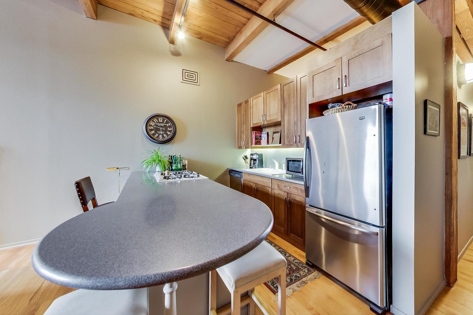 728 W JACKSON Boulevard Unit: 817