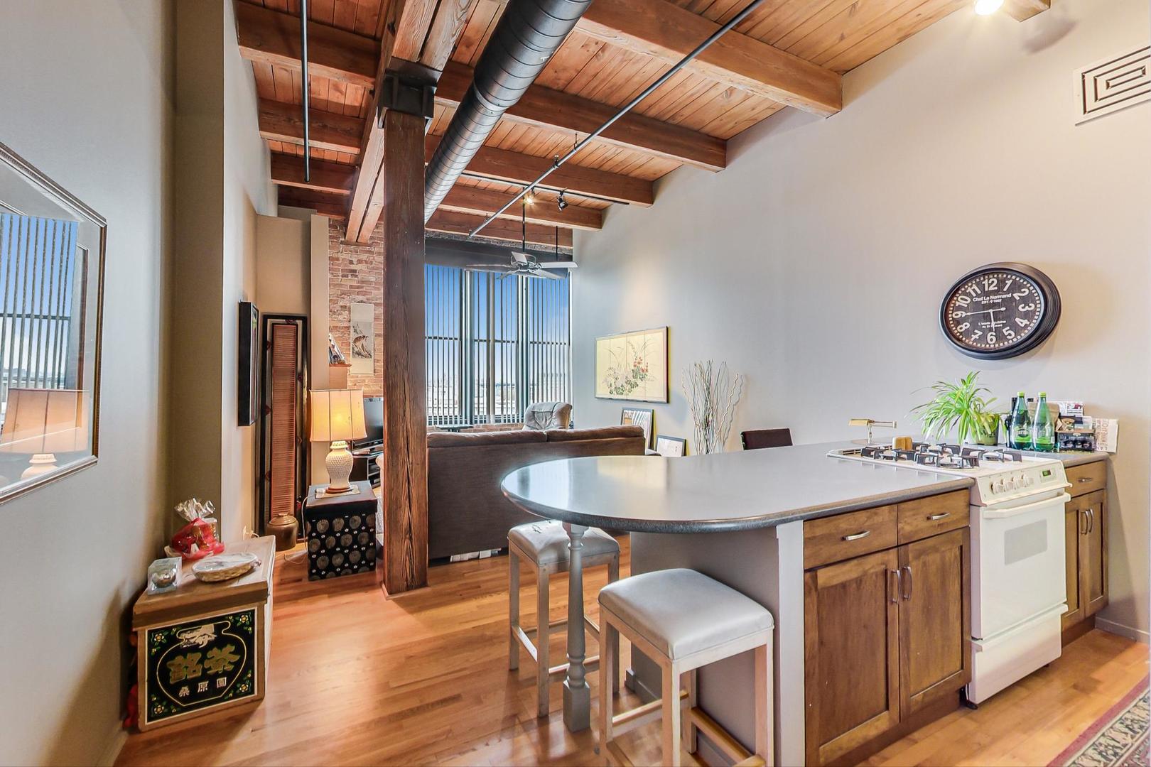 728 W JACKSON Boulevard Unit: 817