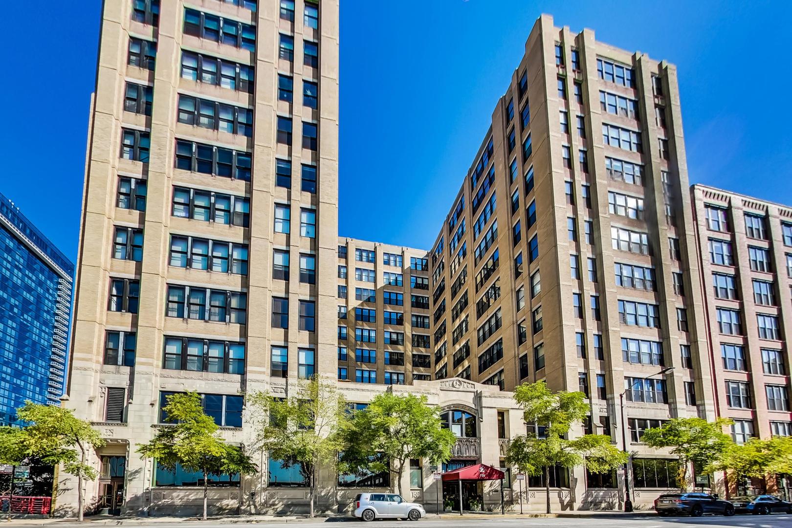 728 W JACKSON Boulevard Unit: 817