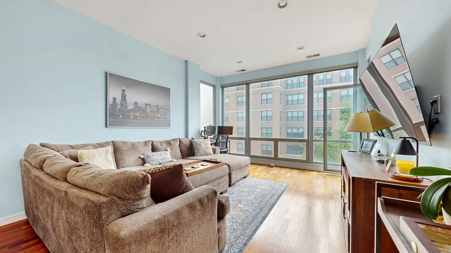 3920 N SHERIDAN Road Unit: 411