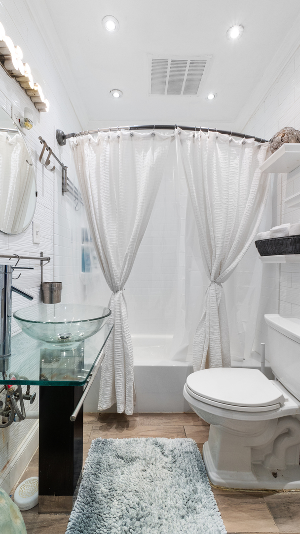 3406 W Dickens Avenue