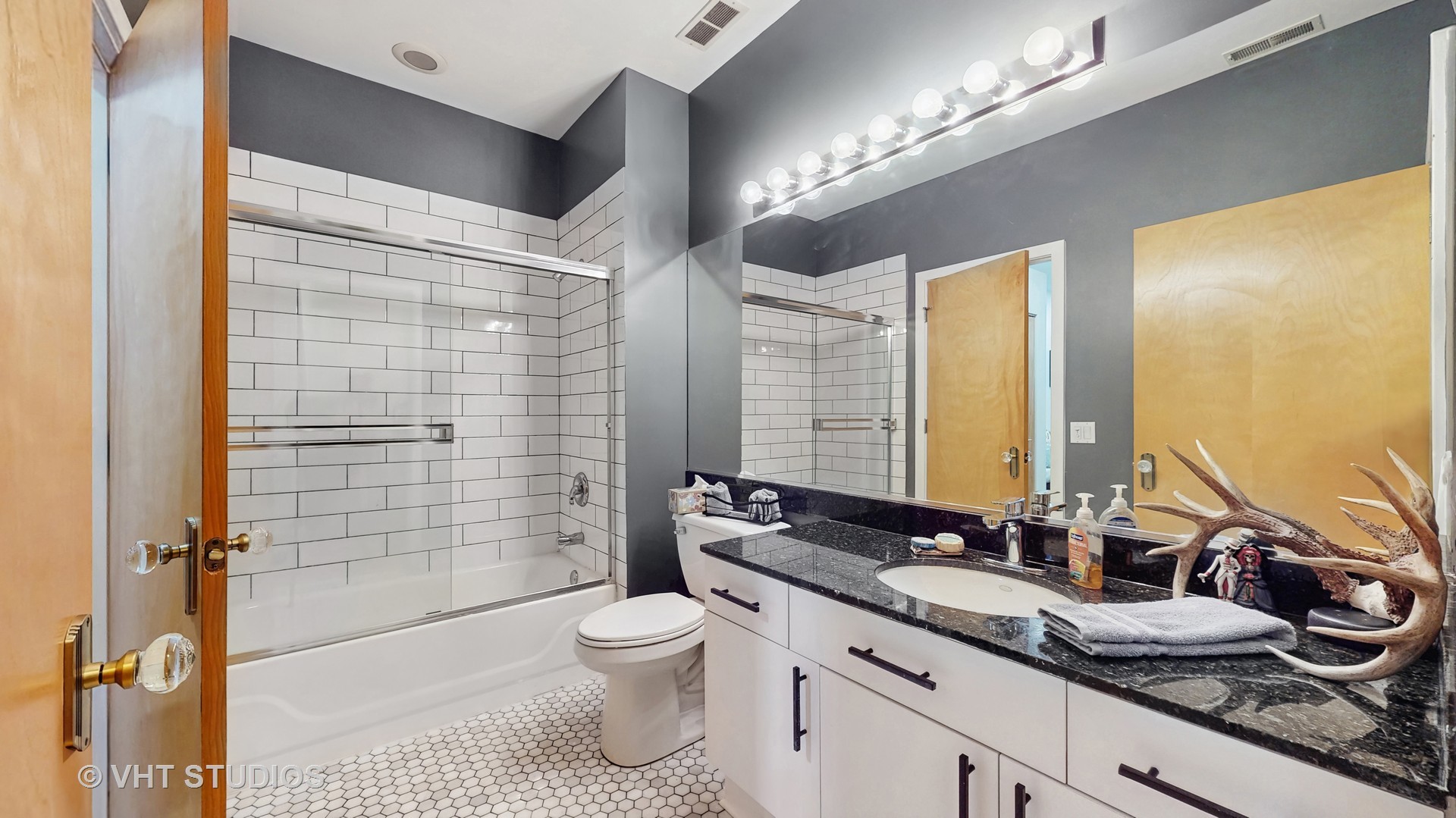 212 W WASHINGTON Street Unit: 1108