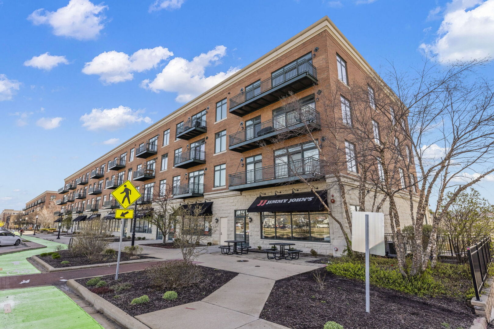 160 S River Street Unit: 204