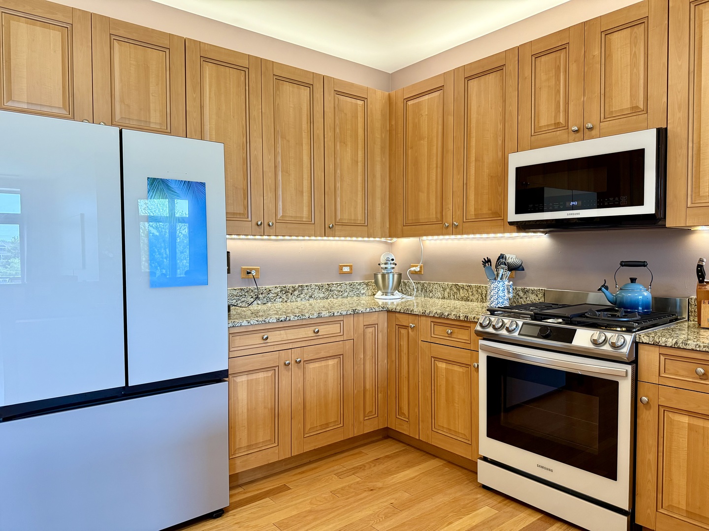 160 S River Street Unit: 204