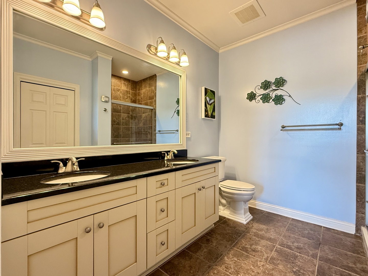 160 S River Street Unit: 204