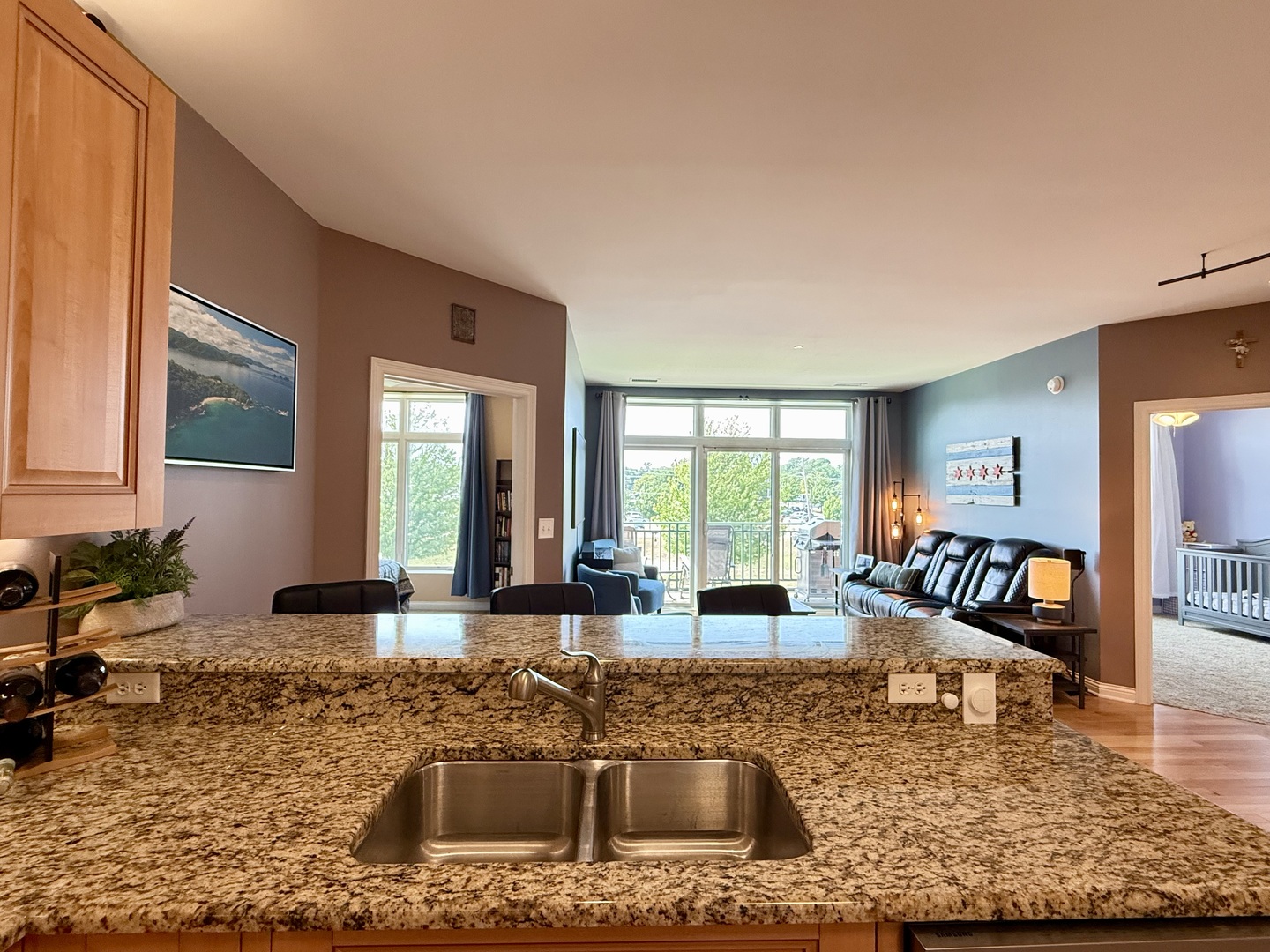 160 S River Street Unit: 204