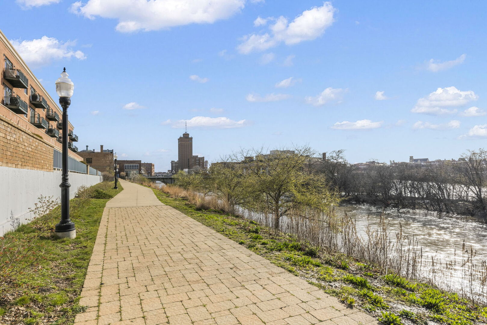 160 S River Street Unit: 204