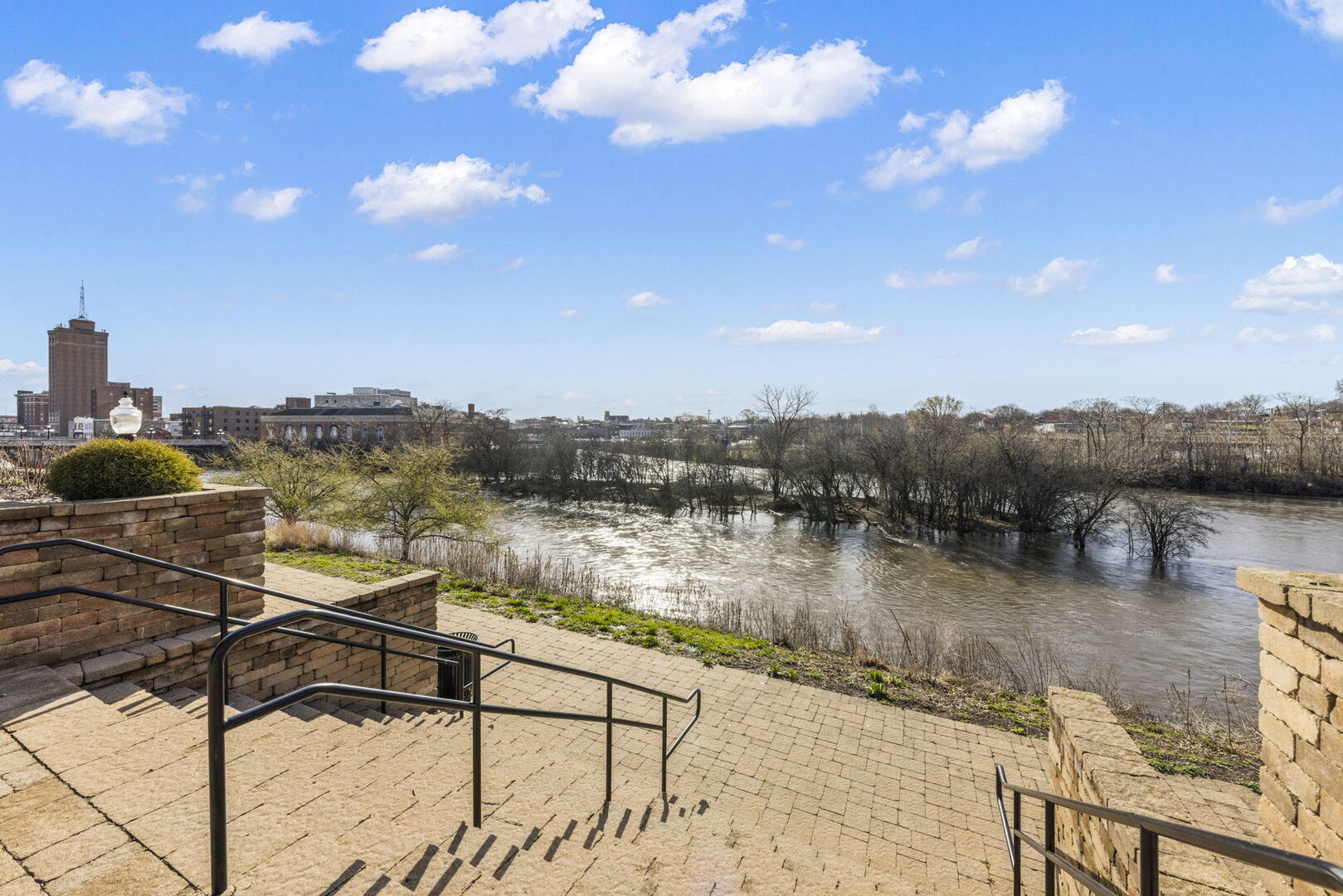 160 S River Street Unit: 204