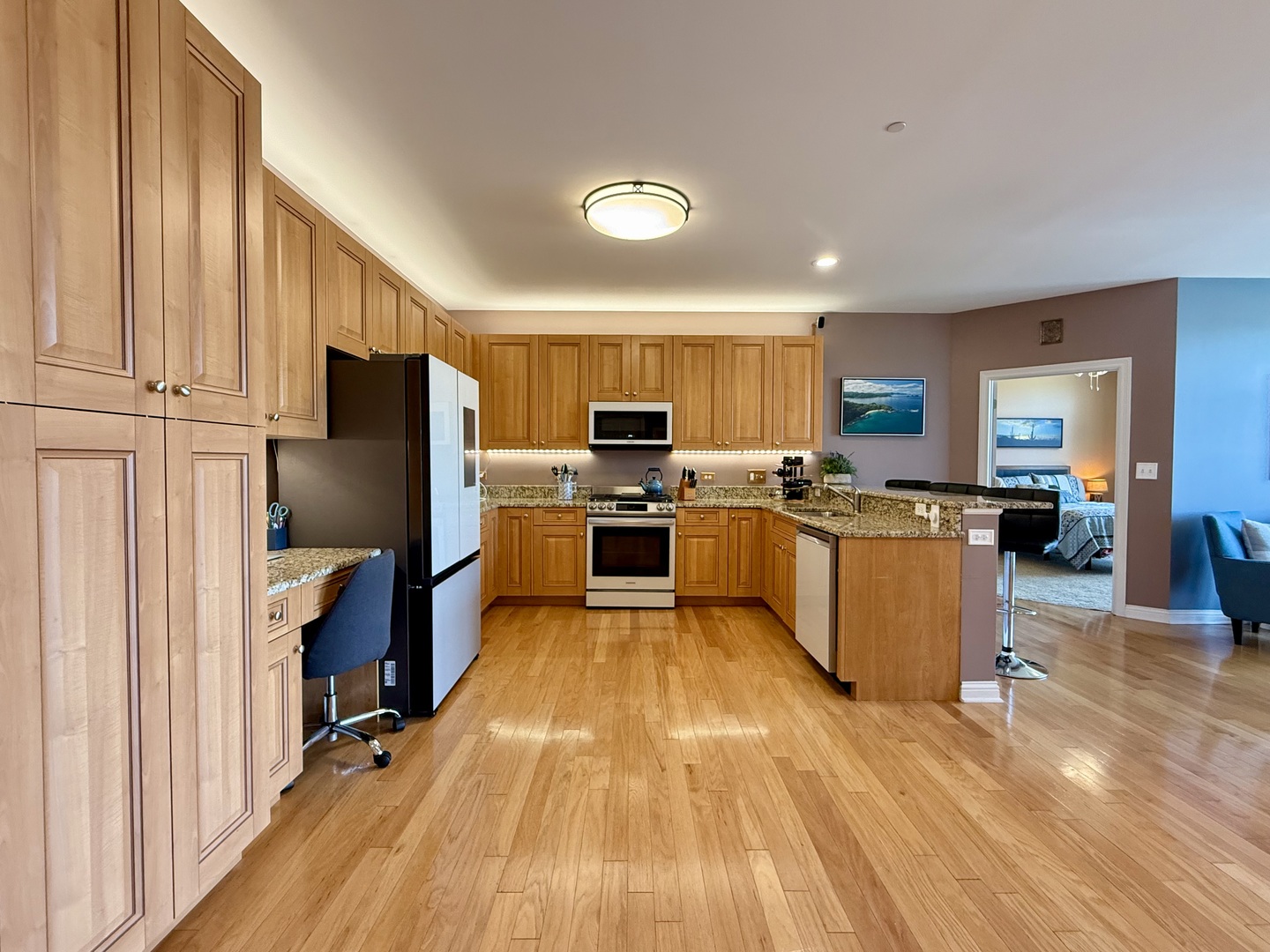 160 S River Street Unit: 204