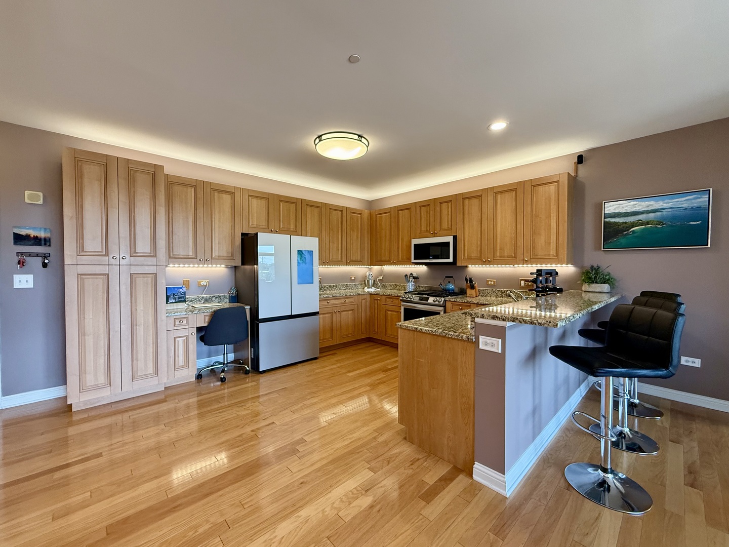 160 S River Street Unit: 204