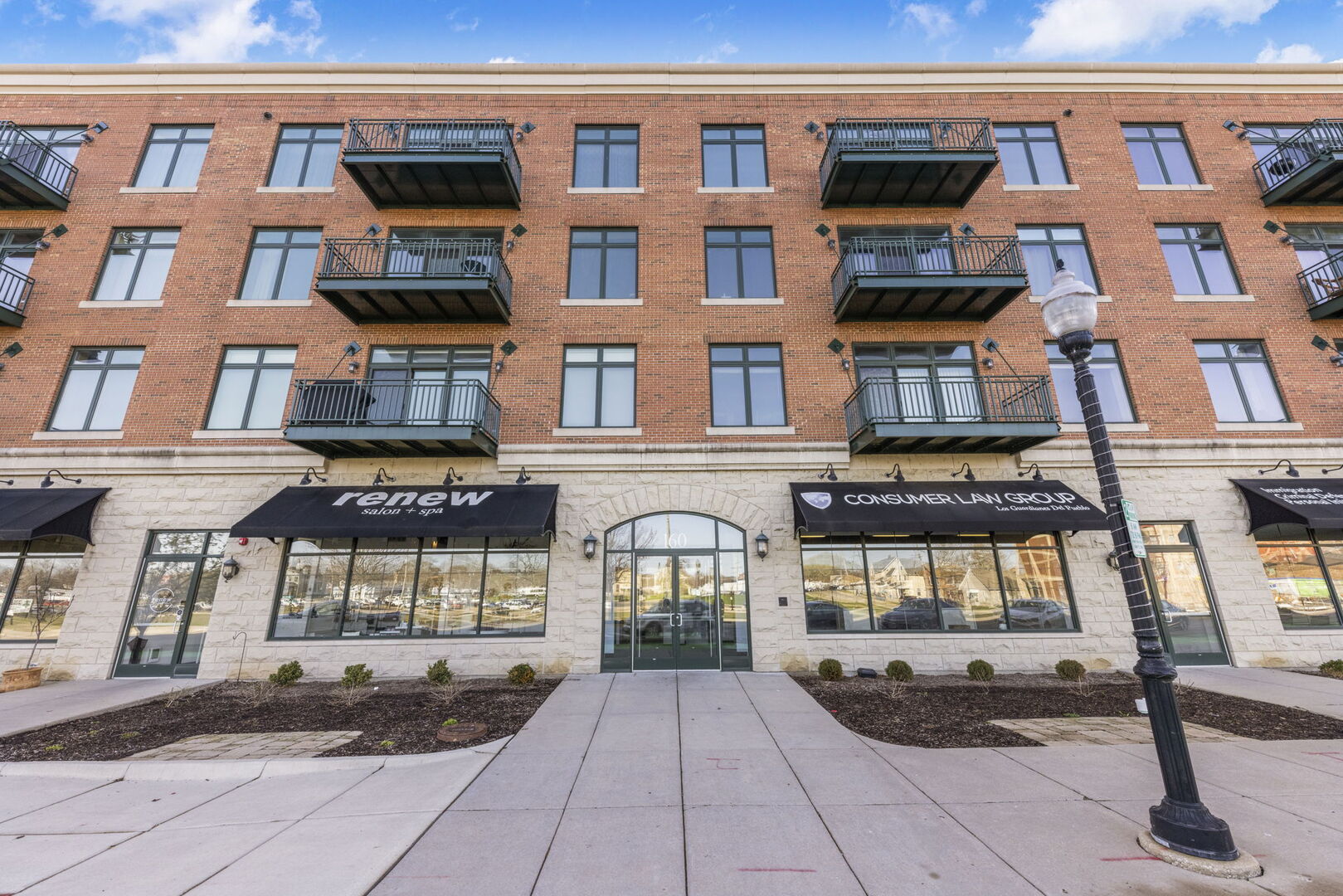 160 S River Street Unit: 204