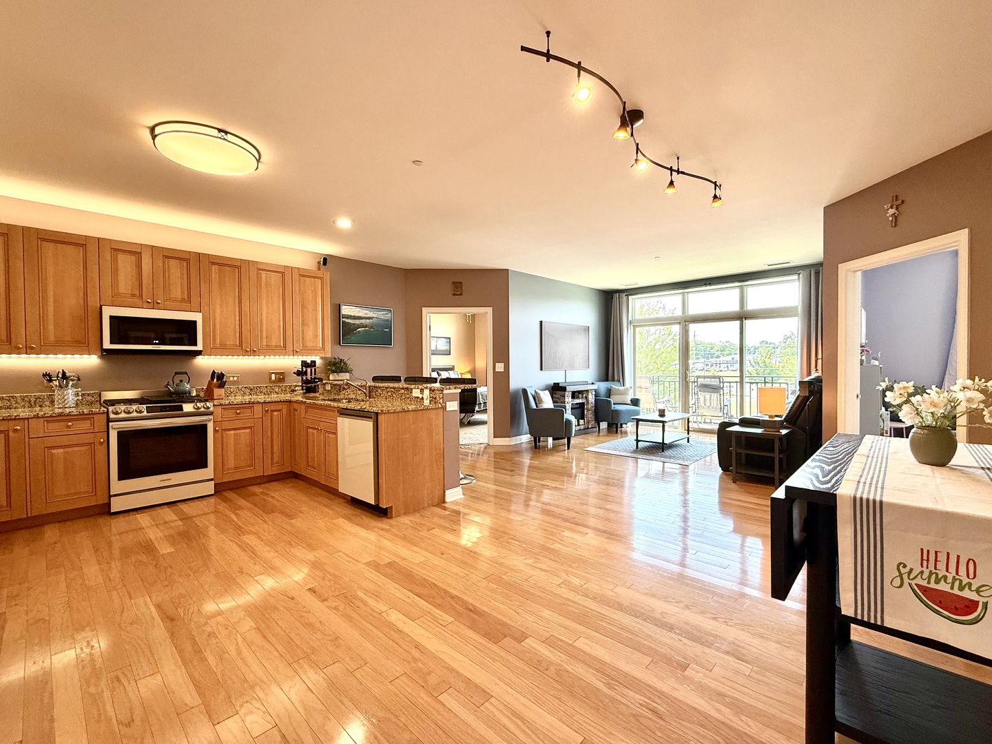 160 S River Street Unit: 204