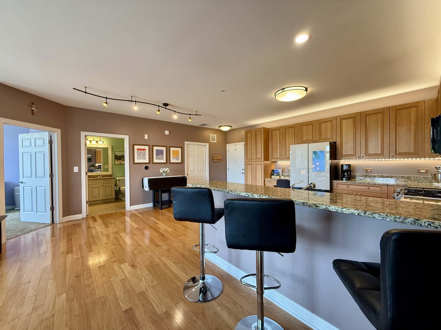 160 S River Street Unit: 204