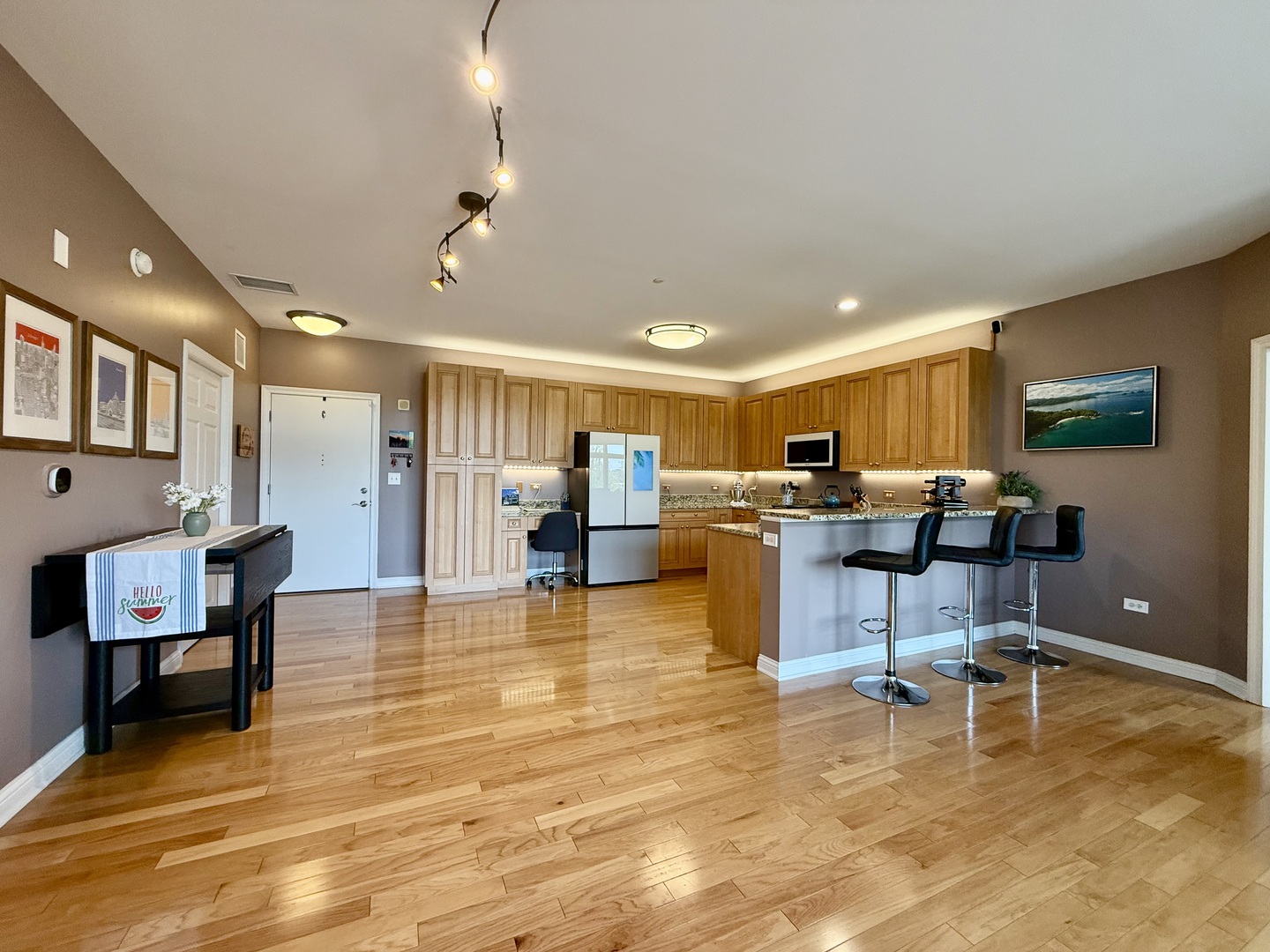 160 S River Street Unit: 204