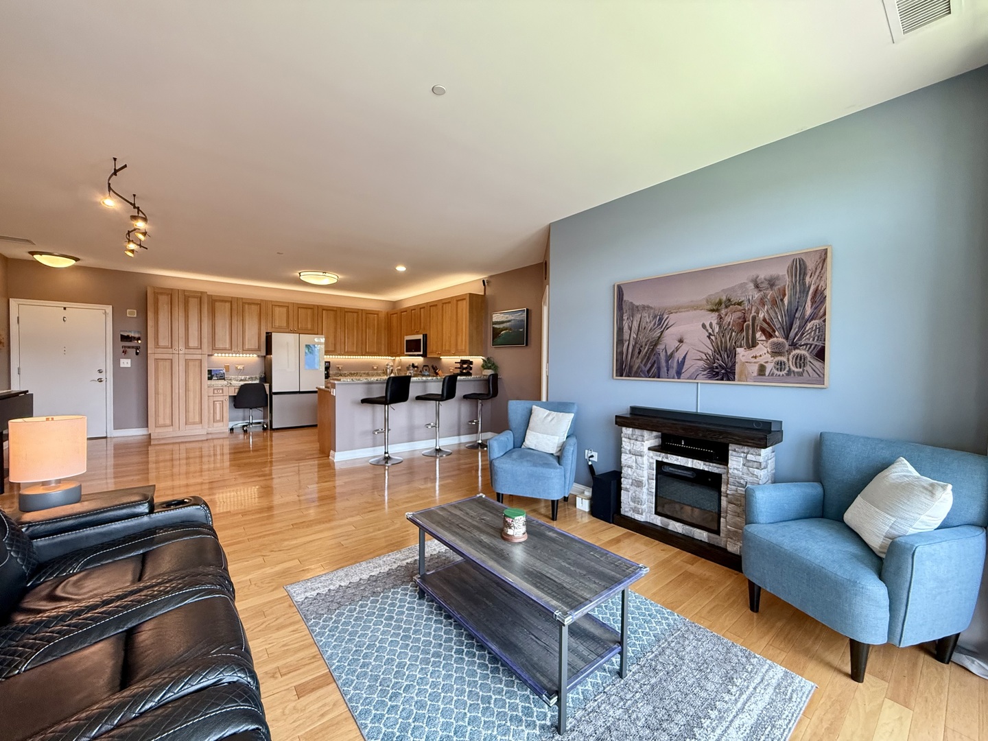 160 S River Street Unit: 204