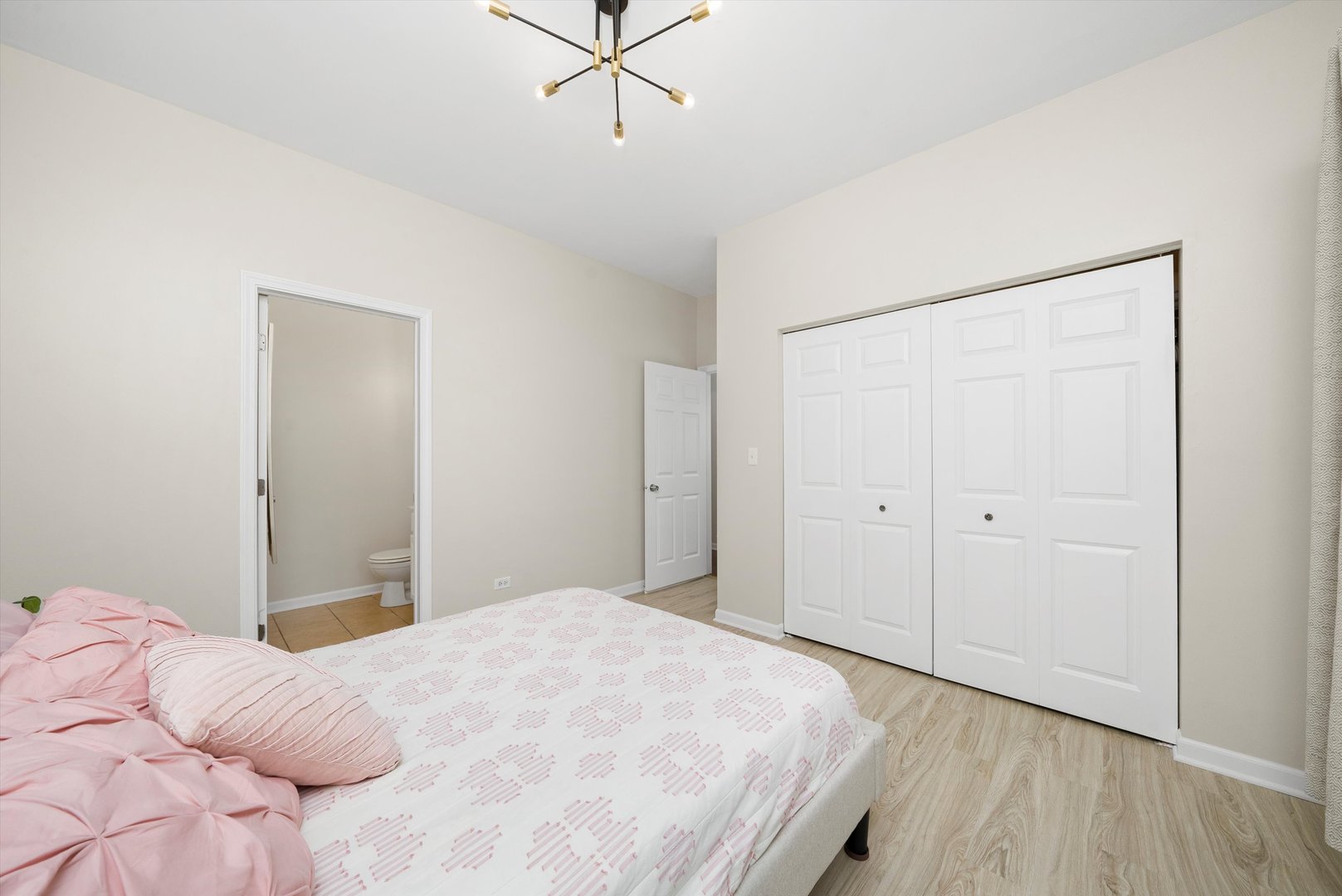 2111 S Fairfield Avenue Unit: 1