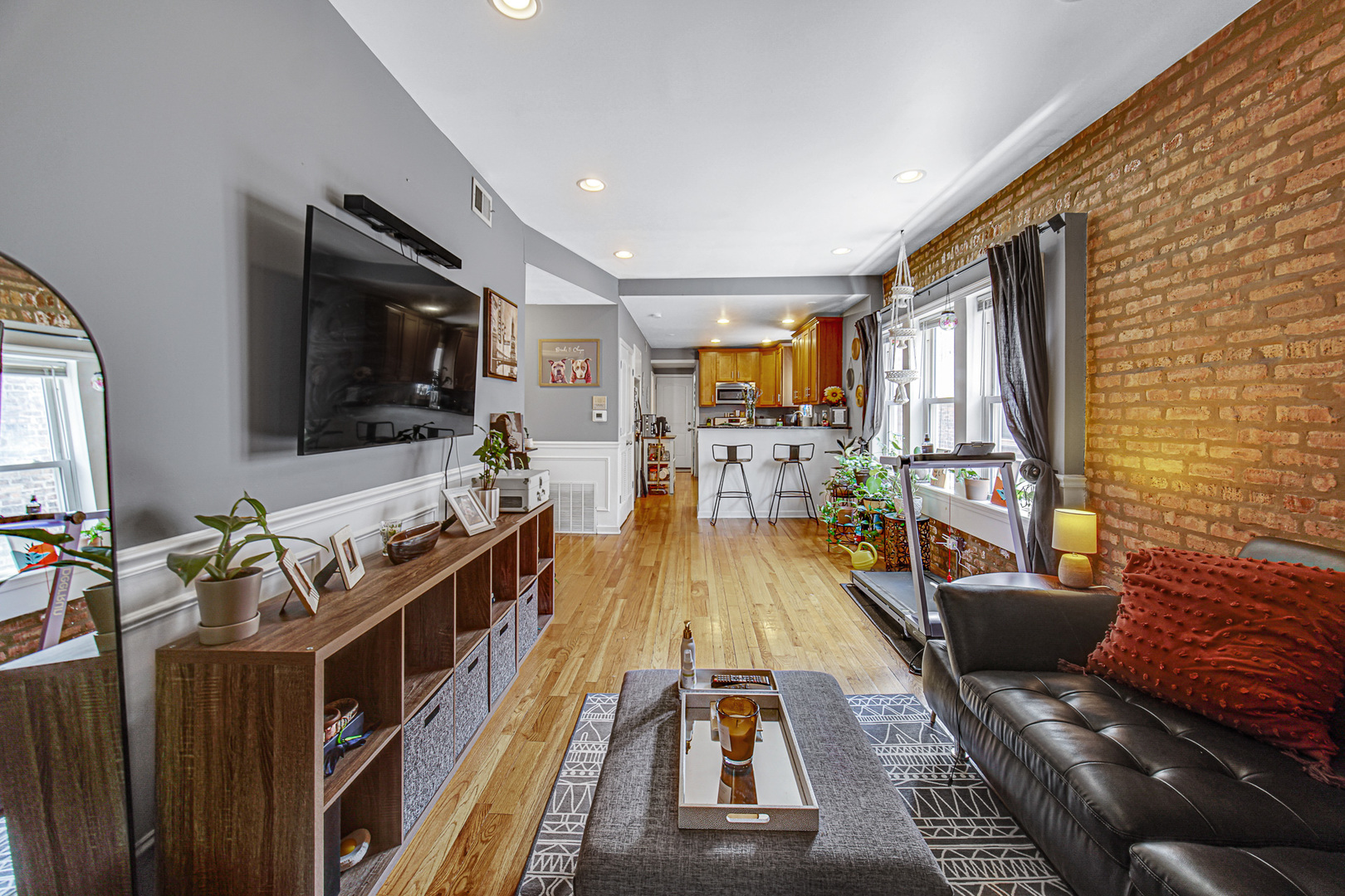 4825 N karlov Avenue