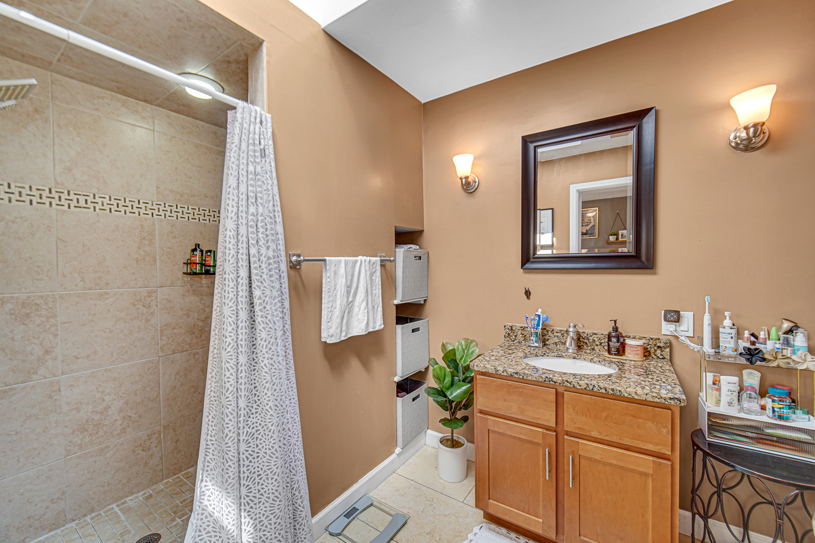 4825 N karlov Avenue