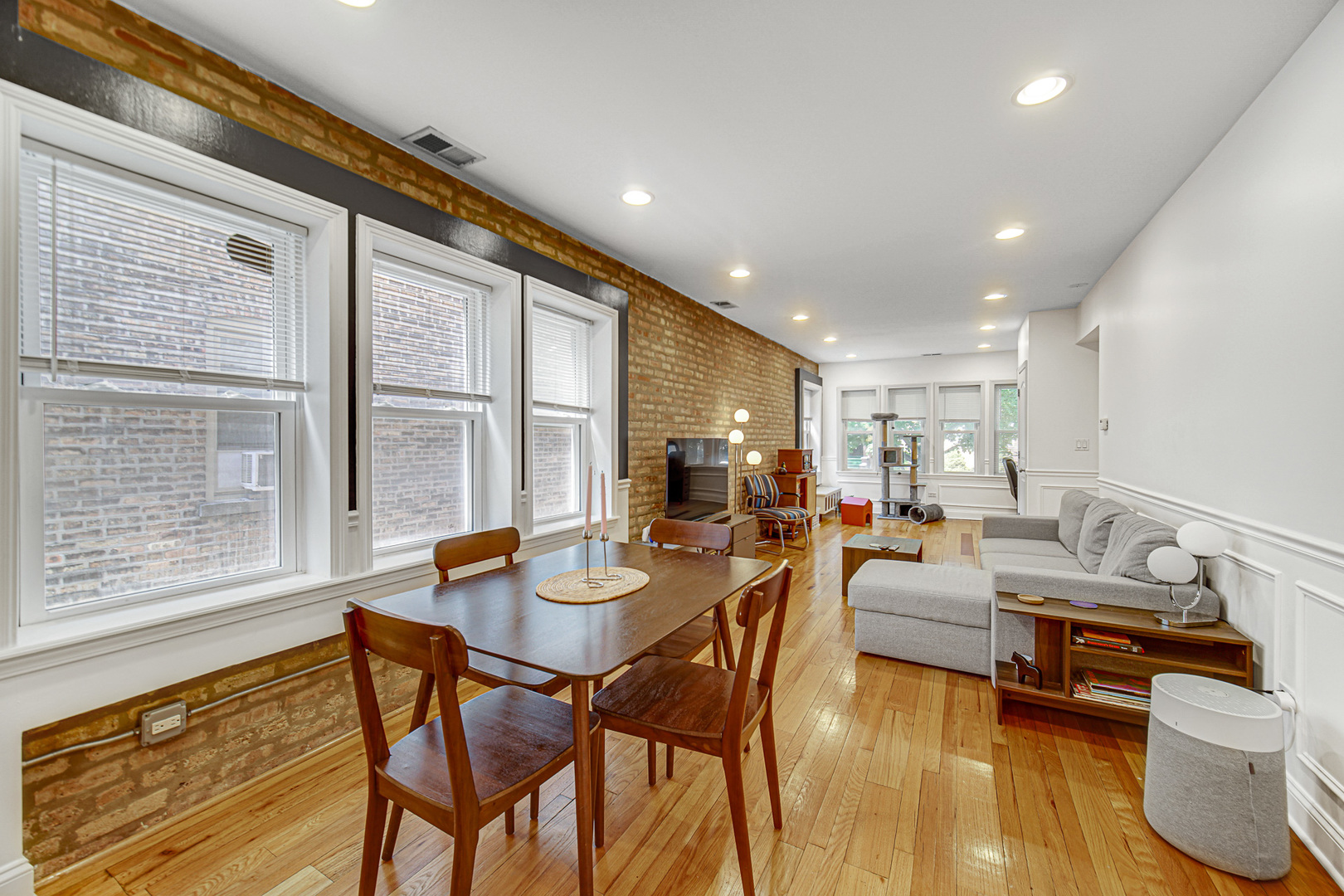 4825 N karlov Avenue