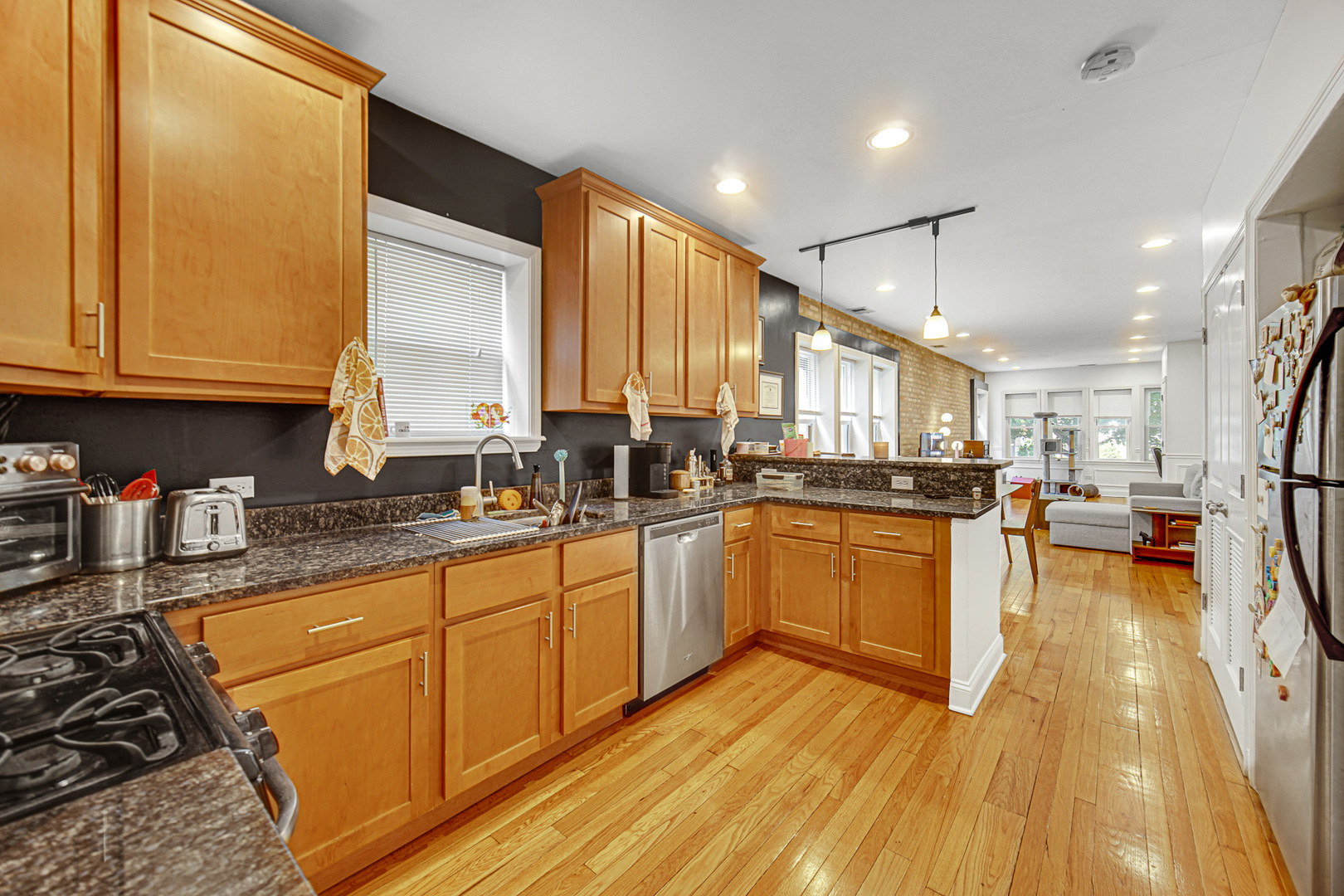 4825 N karlov Avenue