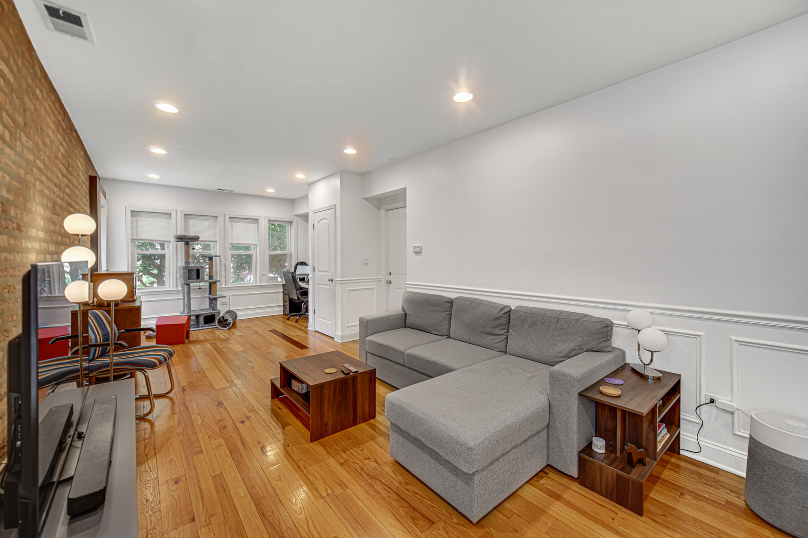 4825 N karlov Avenue