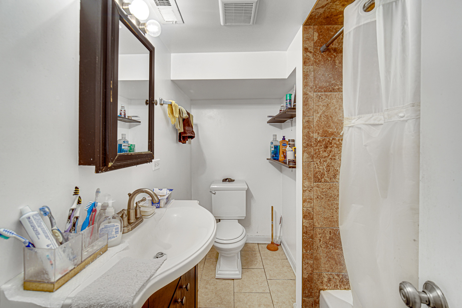 4825 N karlov Avenue