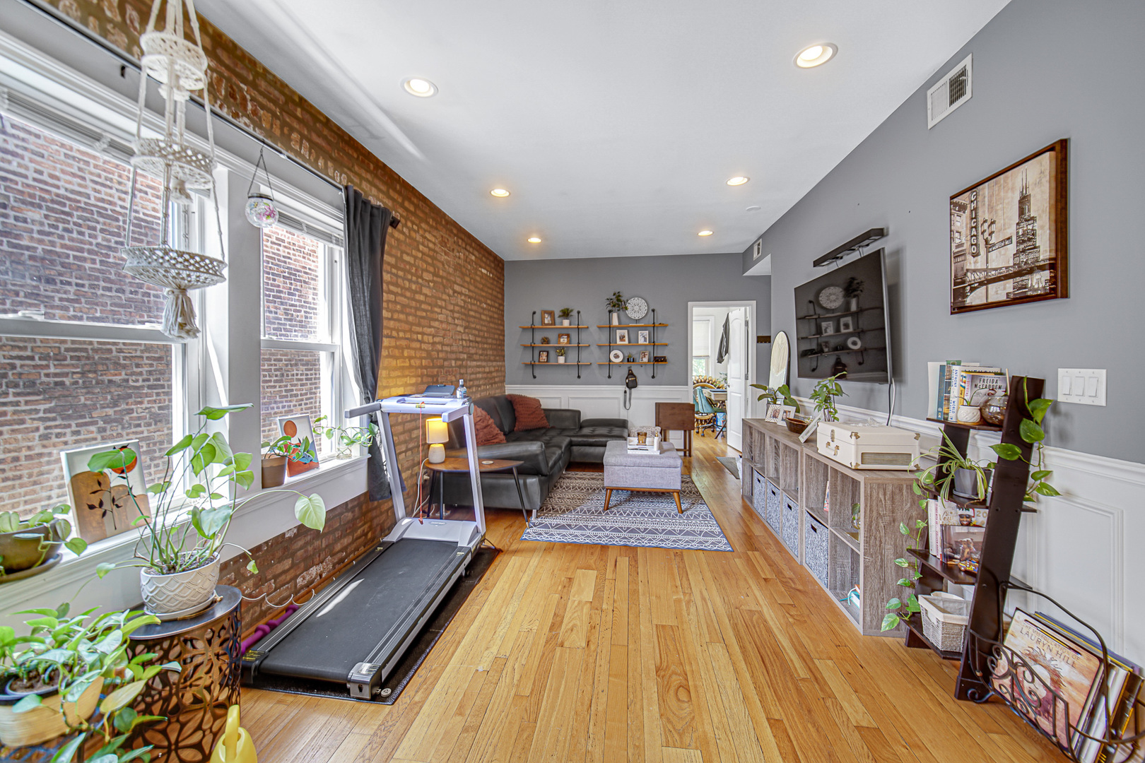 4825 N karlov Avenue