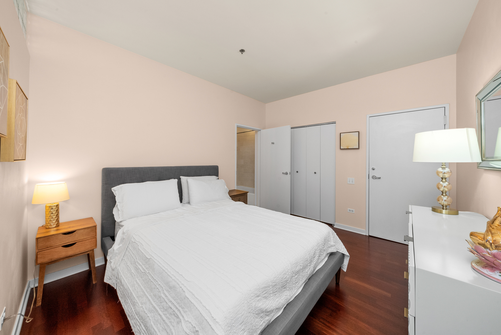 653 N Kingsbury Street Unit: 1006