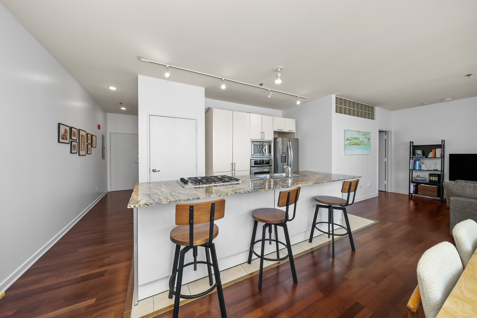 653 N Kingsbury Street Unit: 1006