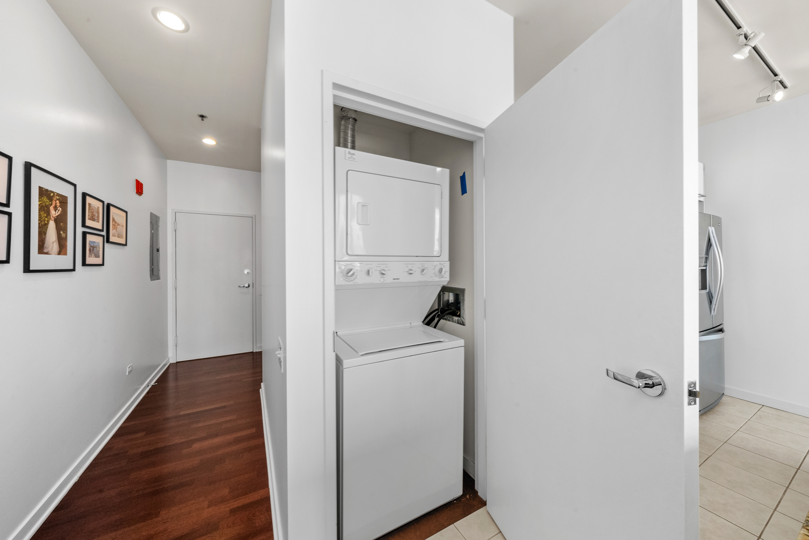 653 N Kingsbury Street Unit: 1006