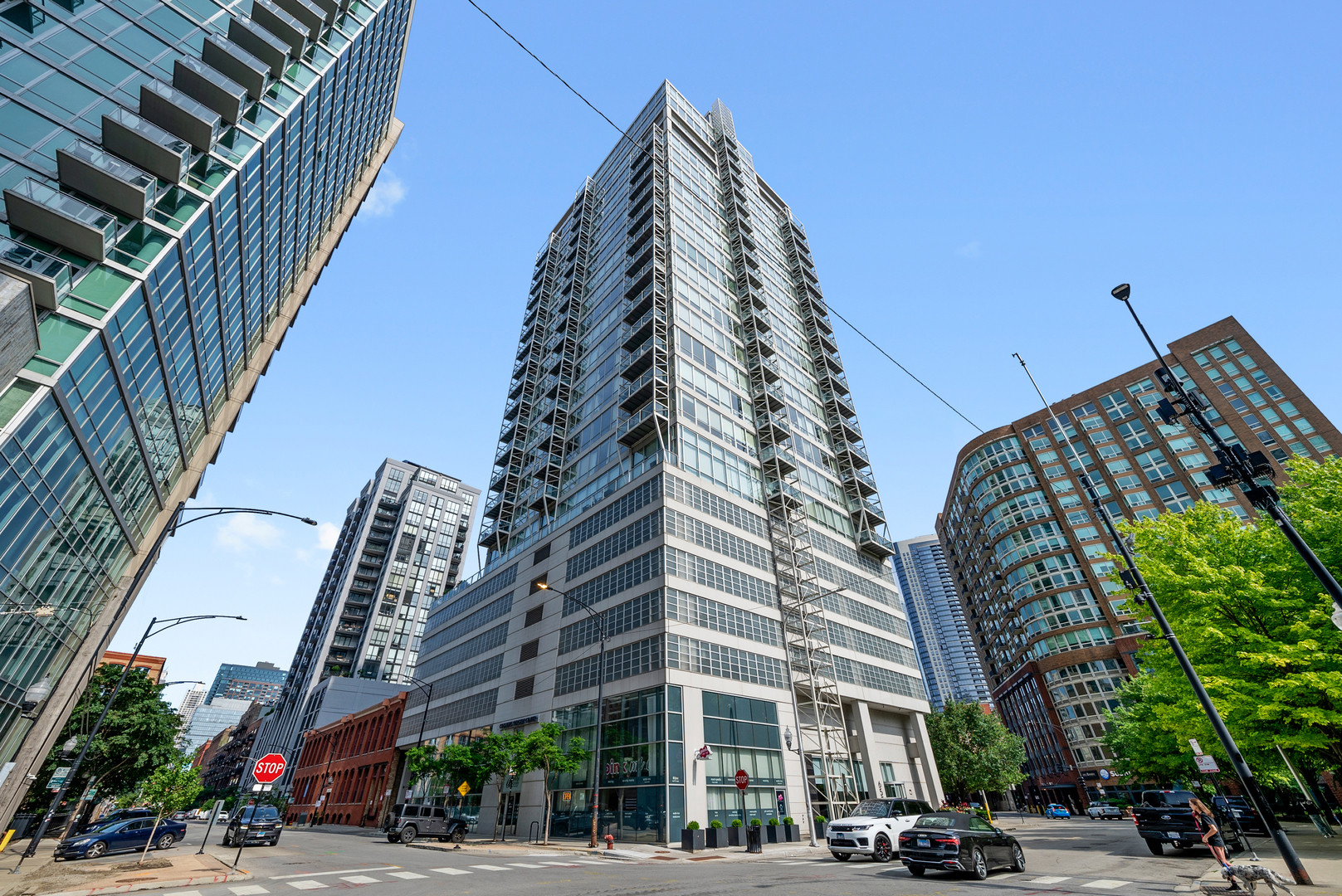 653 N Kingsbury Street Unit: 1006